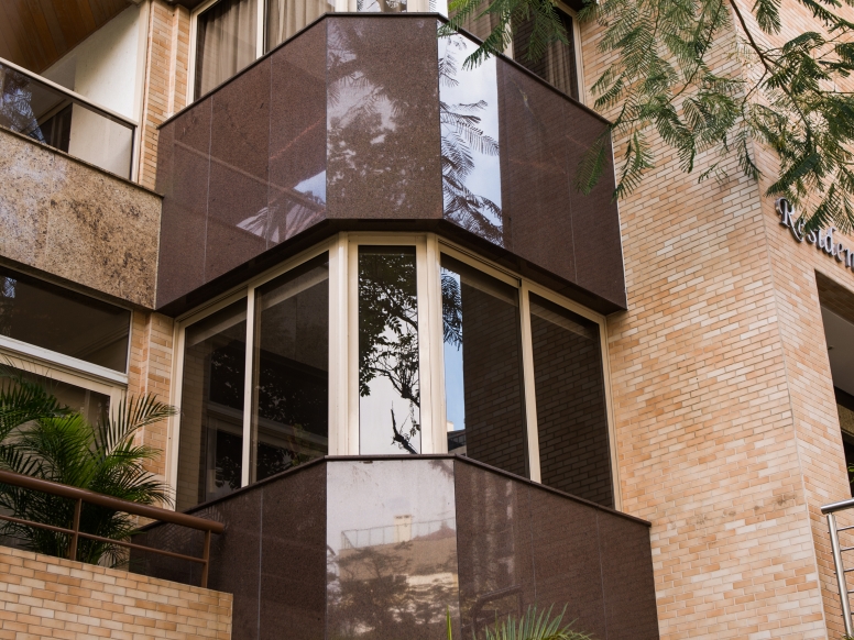 Fachada revestida com granito Marrom Guaíba