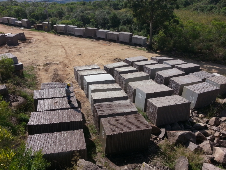 Blocos de rocha armazenados na Mineração Serra Geral