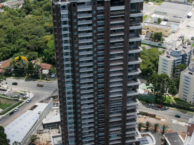 Edifício revestido com Marrom Guaíba