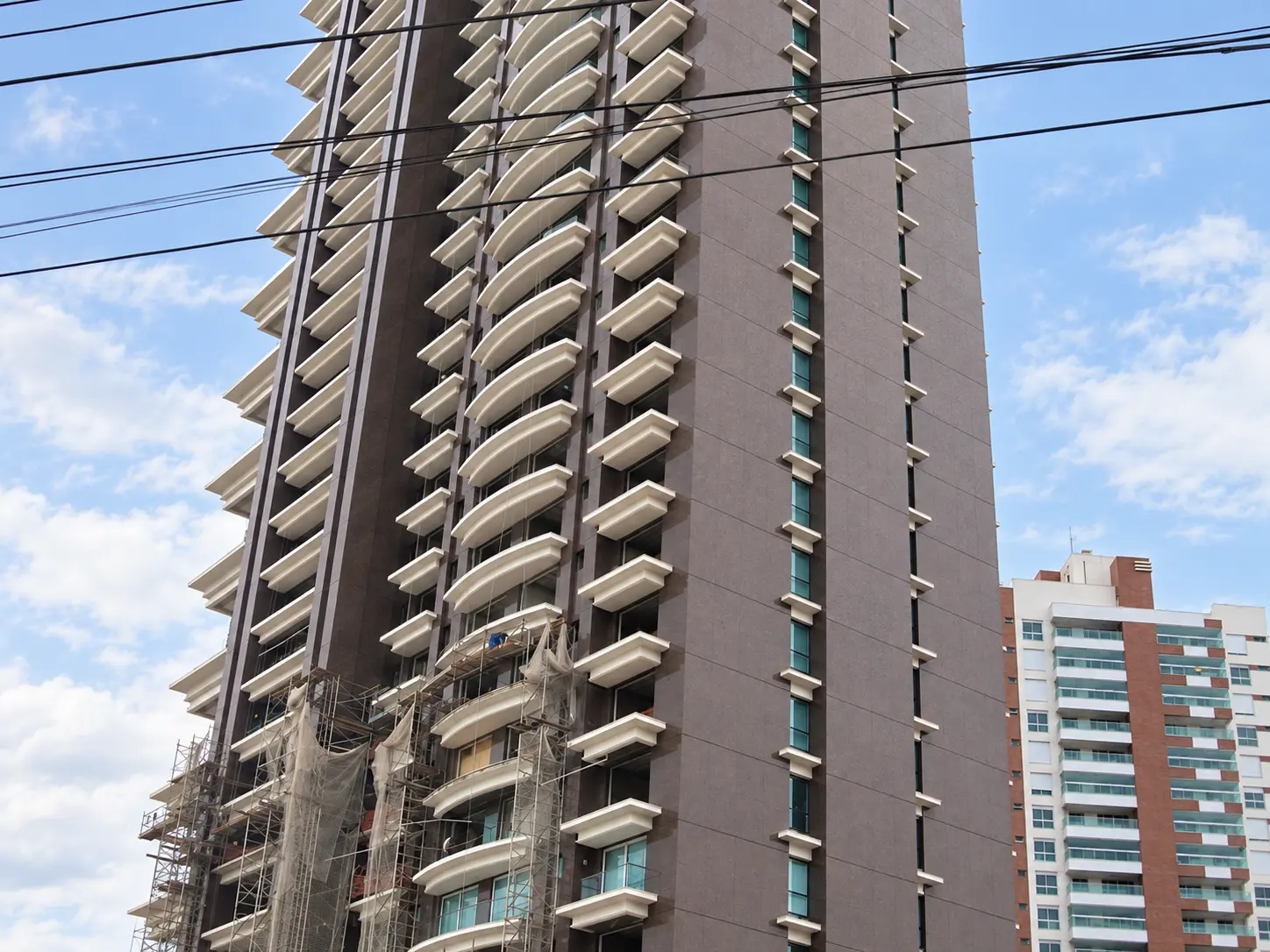 Edifício em execução com revestimento em Marrom Guaíba