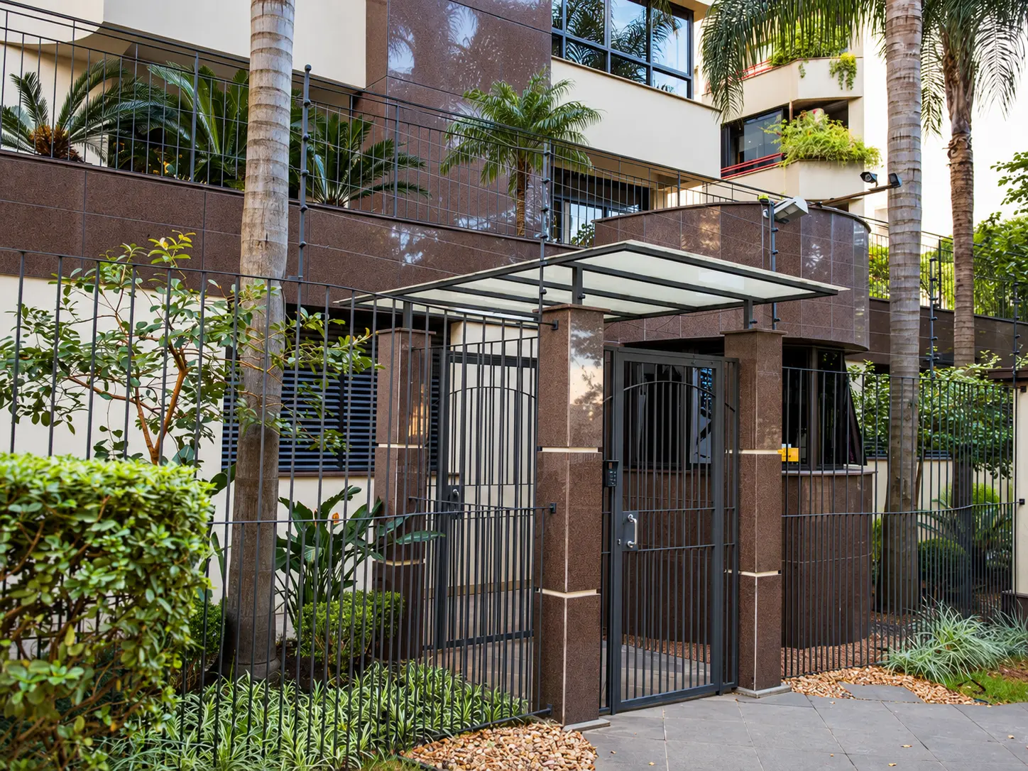 Entrada residencial revestida com Marrom Guaíba