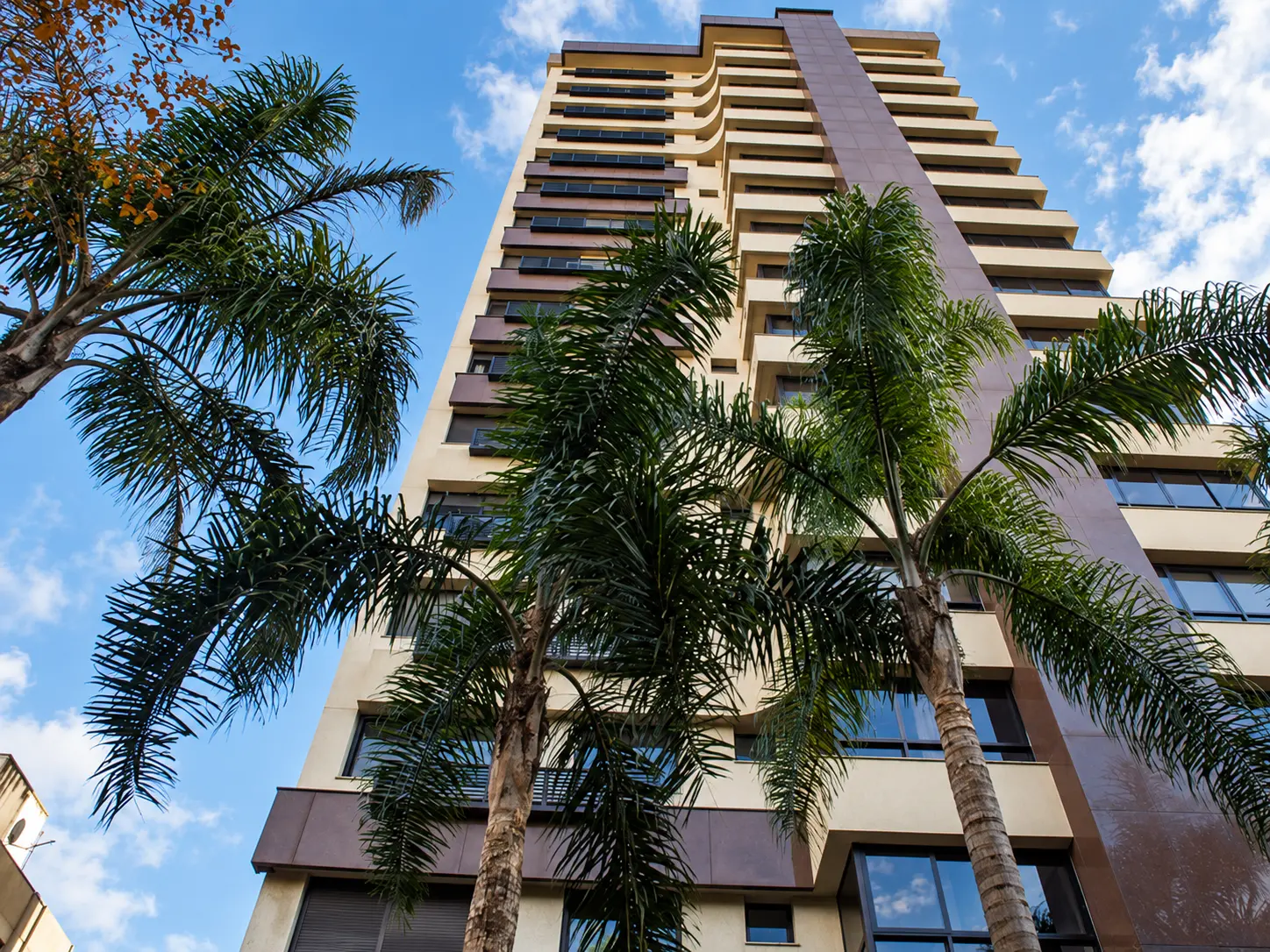 Fachada de edifício com revestimento em Marrom Guaíba