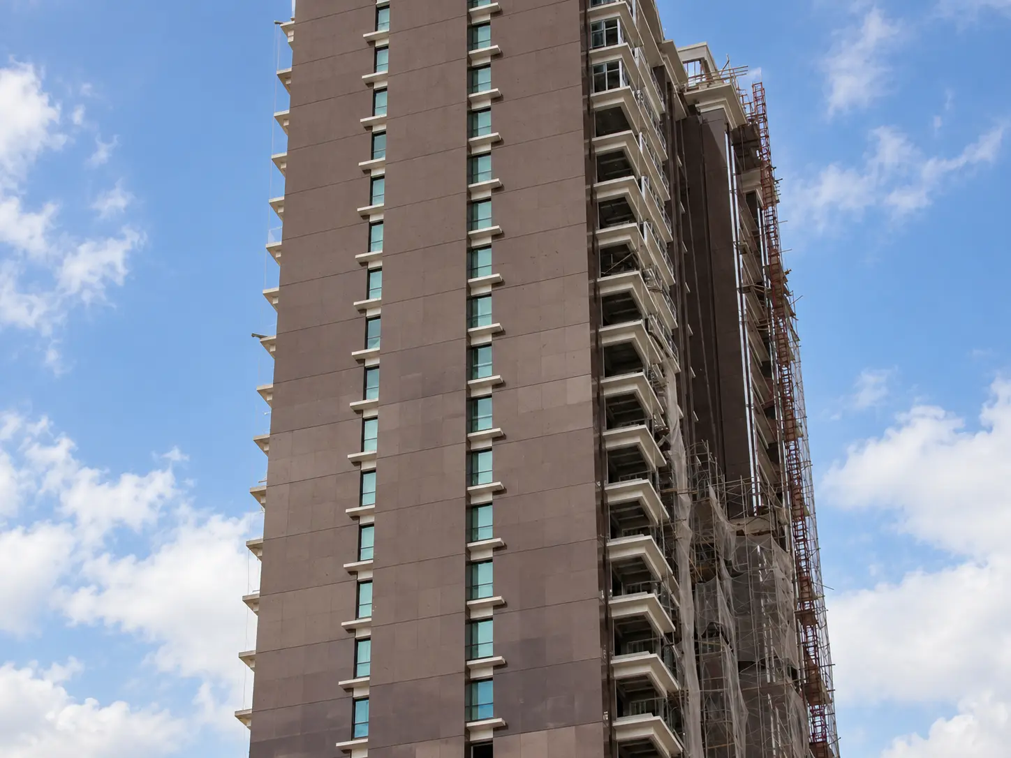 Fachada vertical em execução com Marrom Guaíba